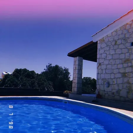 Afroditi House וילה סטרומבי
